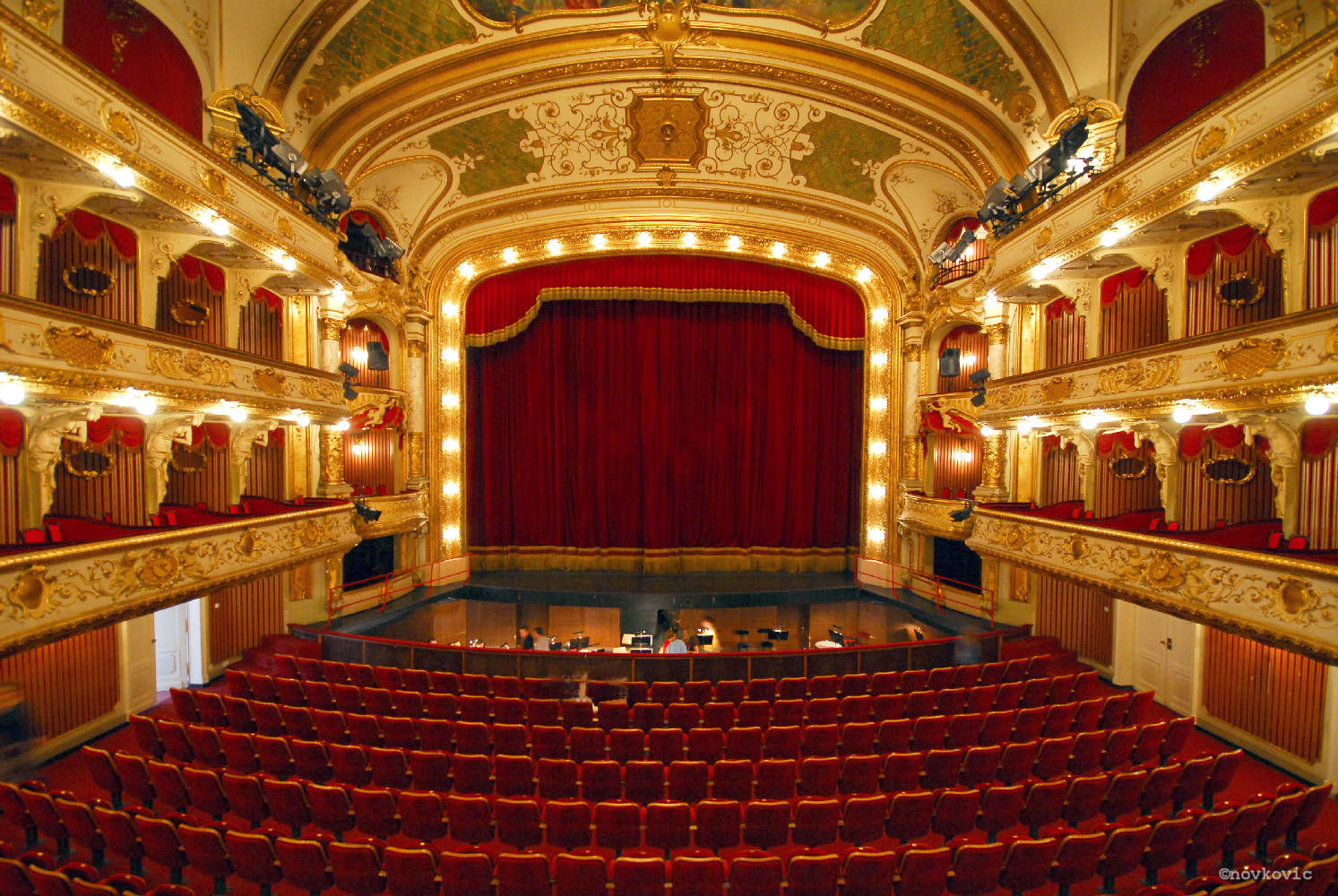 Hrvatsko Narodno Kazalište u Zagrebu / Croatian National Theatre in Zagreb logo